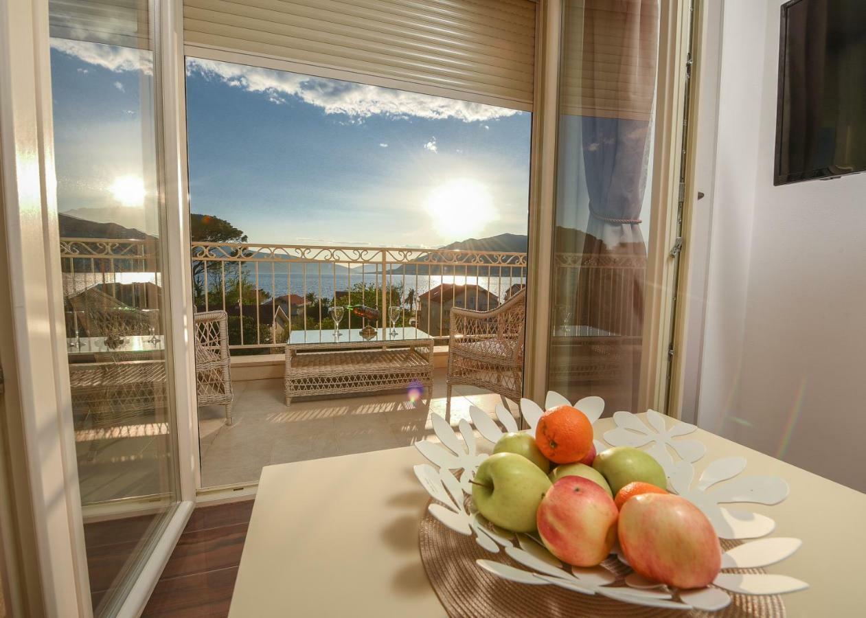 Sea Point Apart Hotel Tivat Exteriör bild